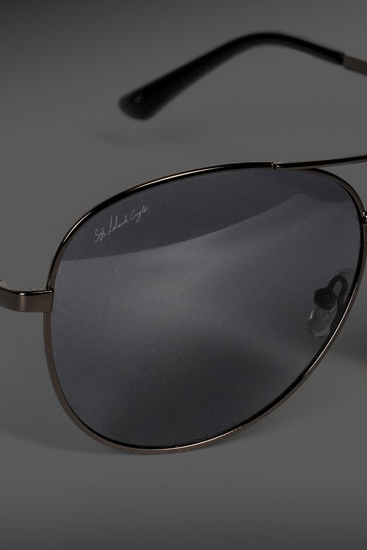 Red Barrels Leland Coyle occhiali da sole aviator con custodia
